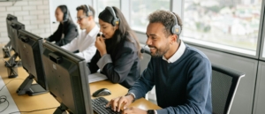 Operadores de call center usando Ringover para gestionar llamadas y comunicaciones en la nube.