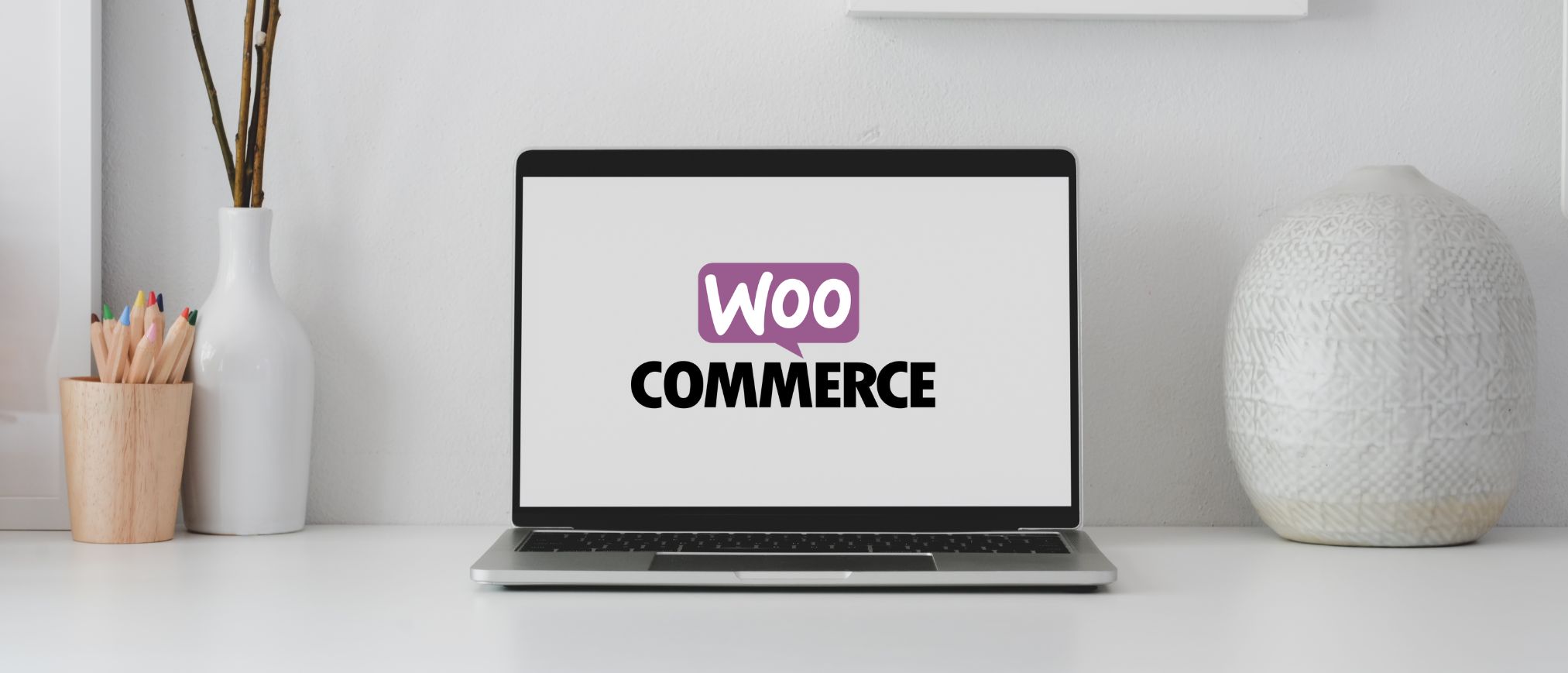 Ordenador portátil mostrando página web Woocomerce