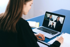 Agentes de call center en videollamada con clientes usando Ringover para mejorar la comunicación en tiempo real.